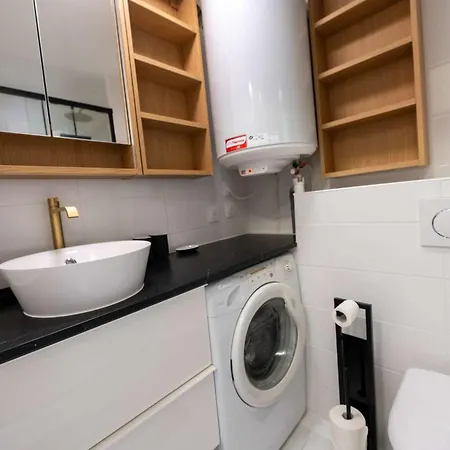 T2 Rénové/piscine/clim/commerces