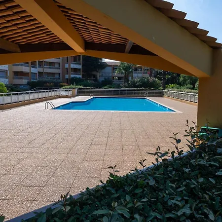 T2 Rénové/piscine/clim/commerces