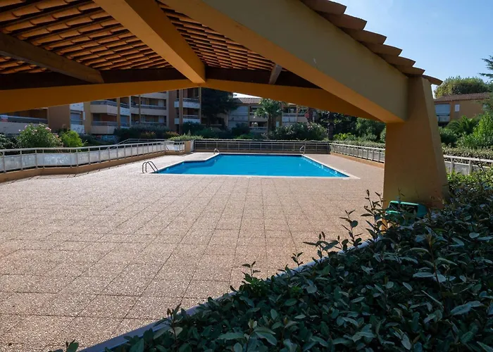 T2 Rénové/piscine/clim/commerces