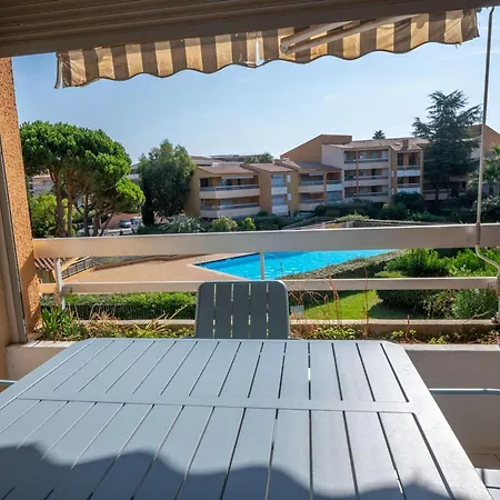 Apartment T2 Renove/piscine/clim/commerces *