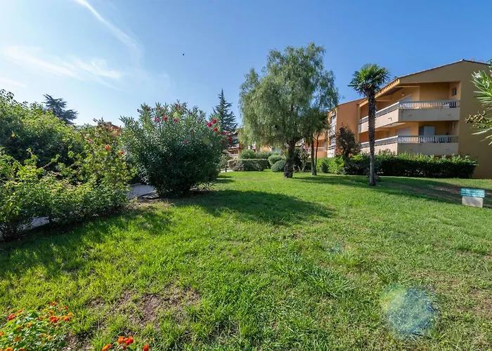 T2 Renove/piscine/clim/commerces Ле-Лаванду